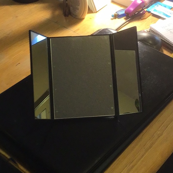 Trifold compact makeup mirror with foldable stand - Picture 4 of 7